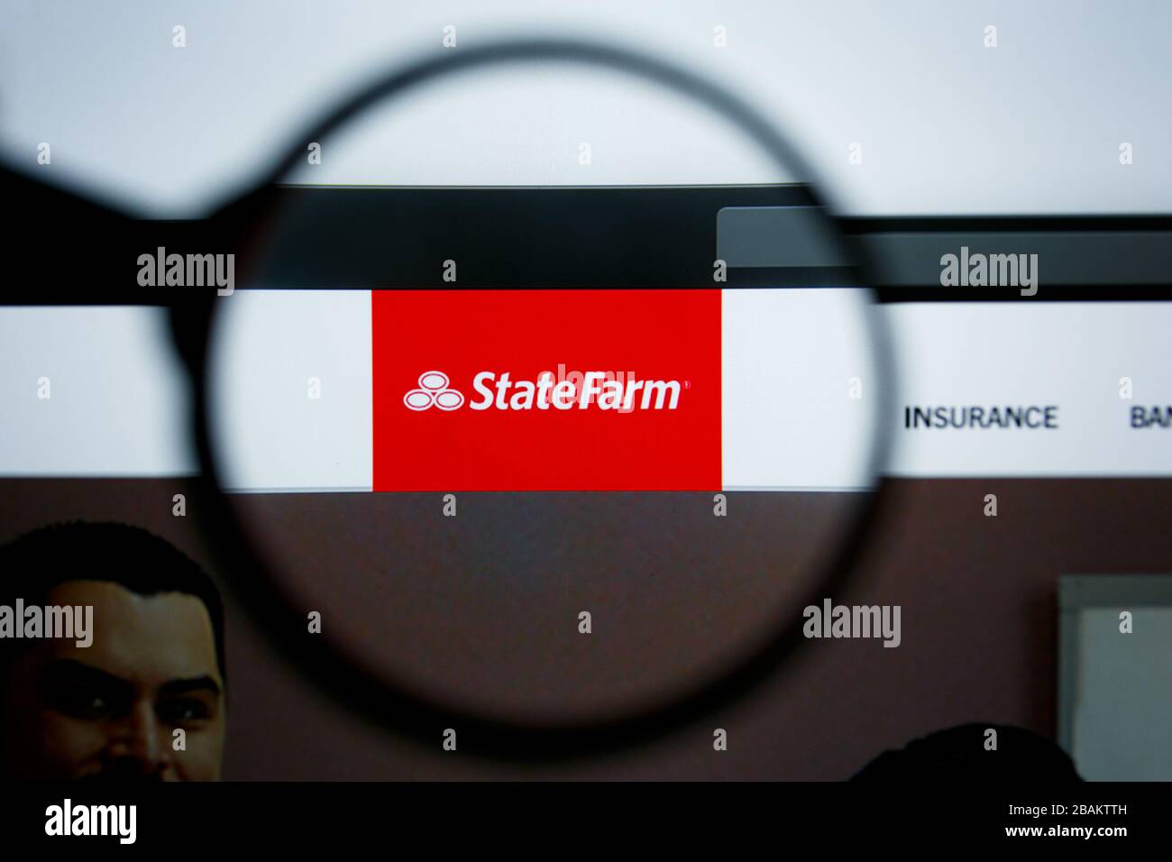 Los Angeles, California, USA - 25 Giugno 2019: Editoriale illustrativo della homepage del sito di StateFarm. Logo state Farm visibile sullo schermo del display Foto Stock