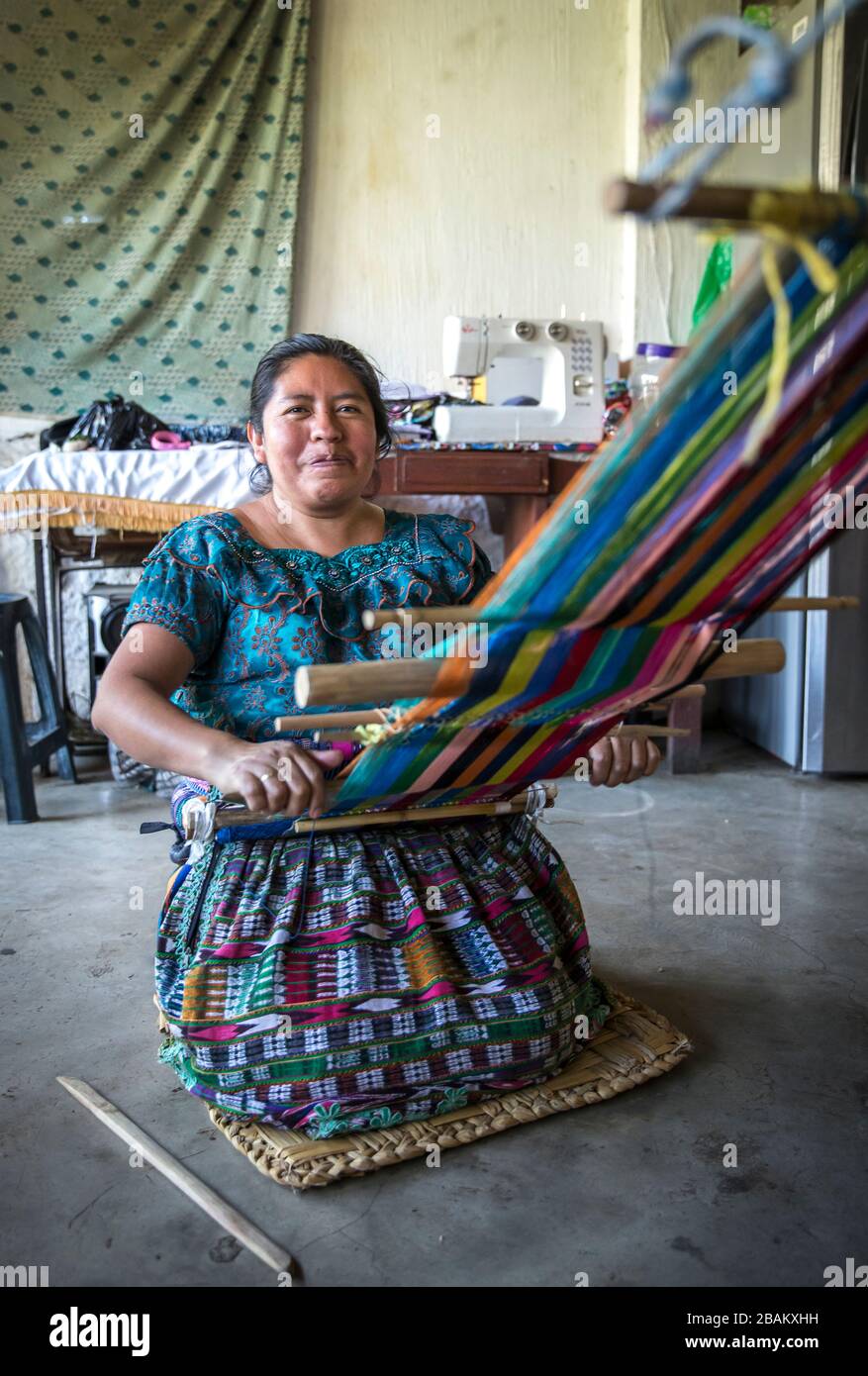 Lago Atitaln, Guatemala, 26 febbraio 2020: Donna maya tessere colorato, tessuti tradizionali Foto Stock
