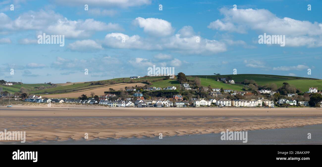 Instow, North Devon, Inghilterra. Sabato 28 Marzo 2020. Una giornata luminosa e ventilata nel Devon del Nord. In netto contrasto con il weekend precedente, la spiaggia di Instow è quasi deserta come una nuova direttiva che chiede alle persone di non guidare per esercitare i loro cani è aggiunto alle misure di distanza sociale e di autoisolamento per limitare la diffusione di Covid-19. Credit: Terry Mathews/Alamy Live News Foto Stock