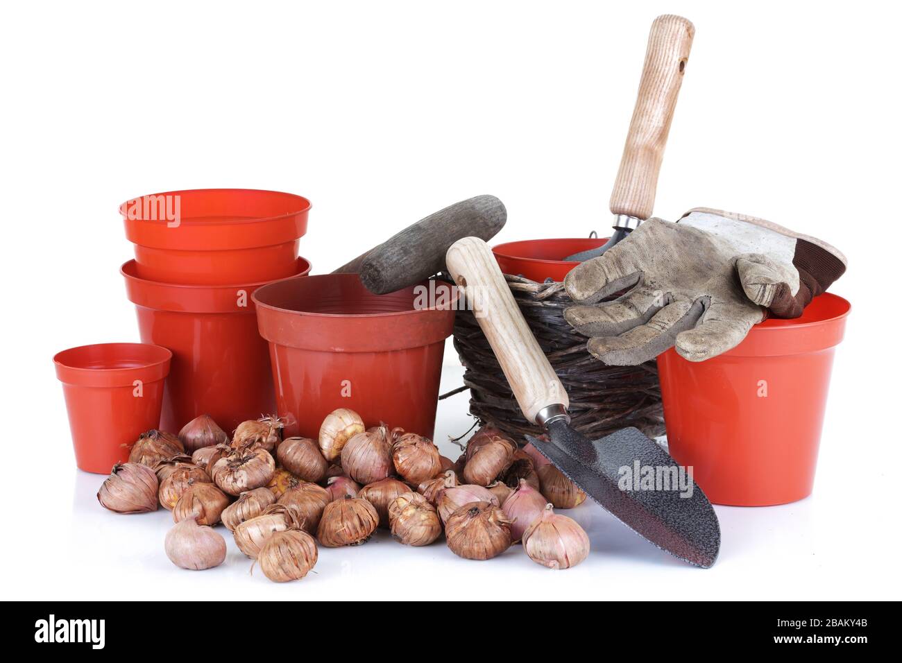 Attrezzi da giardino e lampade a molla isolati su bianco Foto Stock