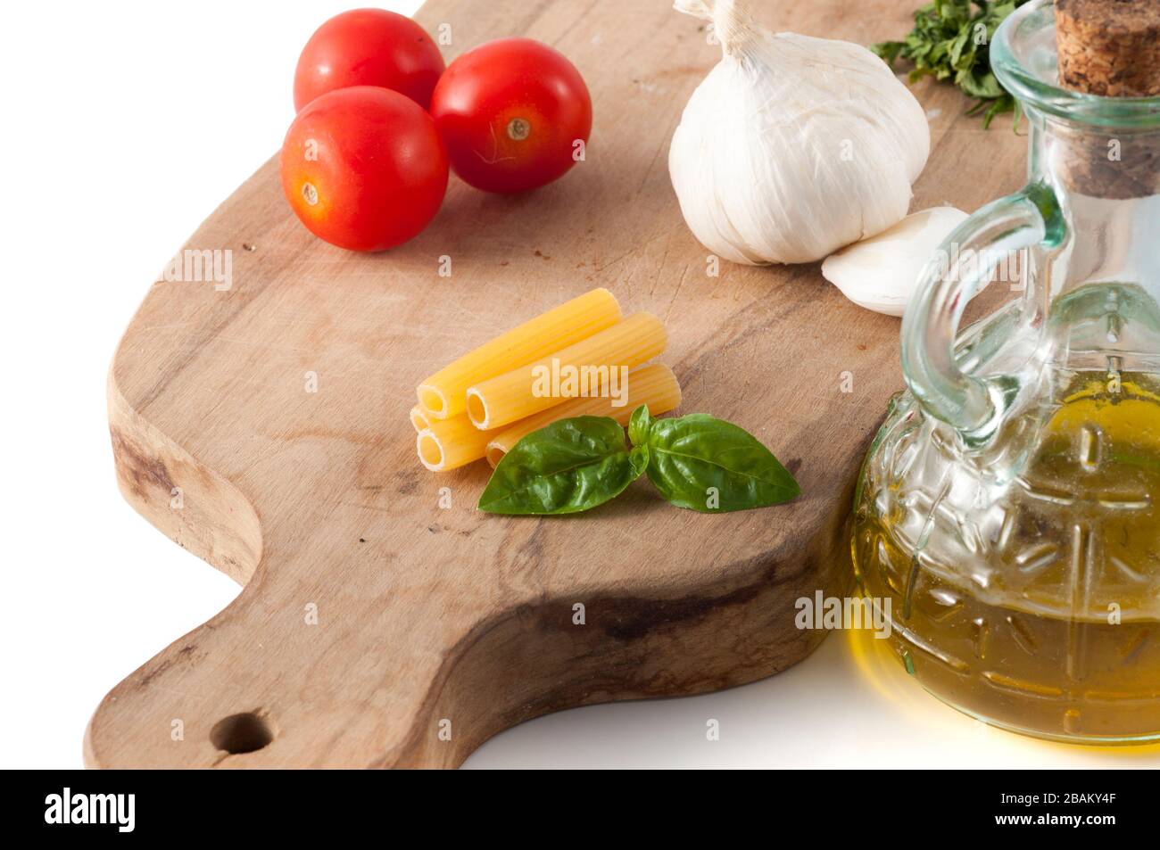 Gli ingredienti per cucinare la pasta con la salsa di pomodoro e olio extra vergine di oliva Foto Stock