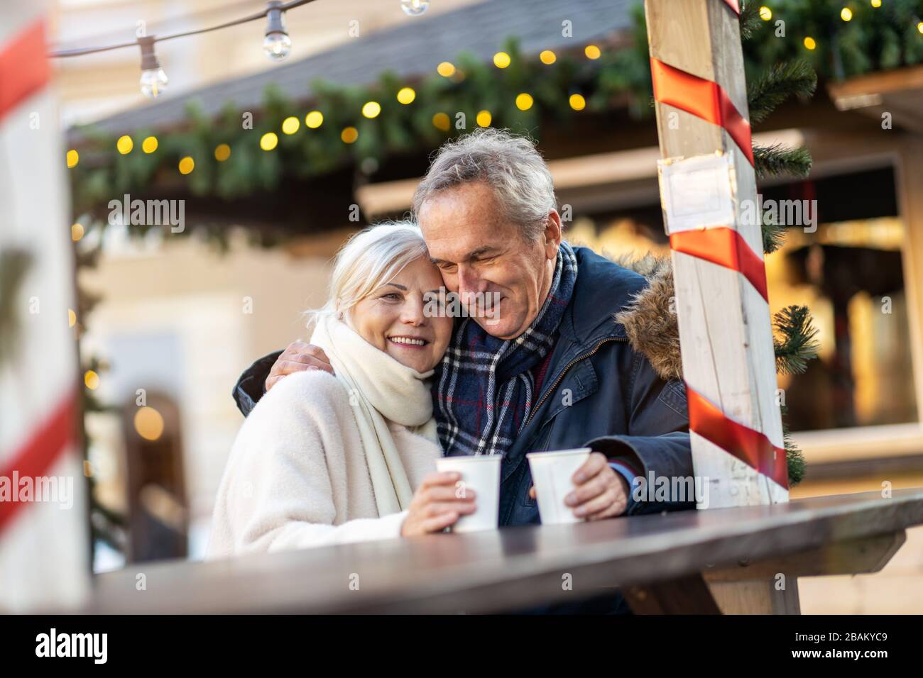 Coppia anziana che ha divertimento all'aperto a Natale Foto Stock