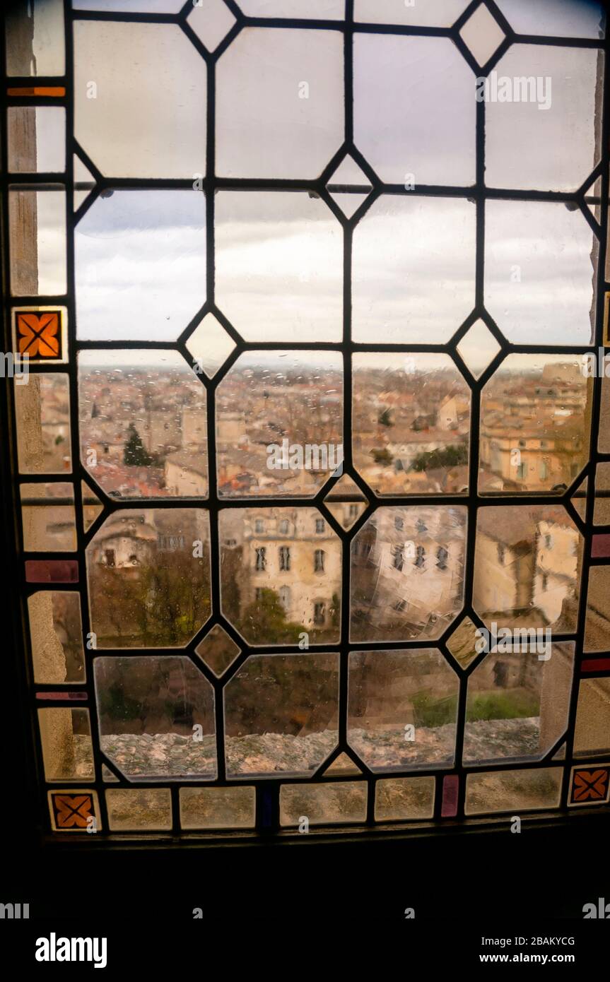 Città francese meridionale di Avignone attraverso il vetro ondulato fatto a mano nel Palais des Papes. Foto Stock