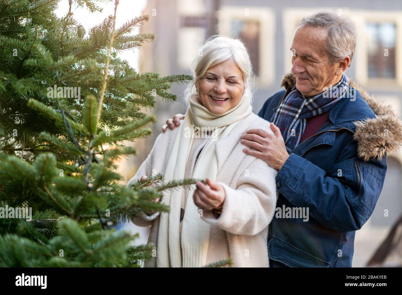Coppia anziana che ha divertimento all'aperto a Natale Foto Stock