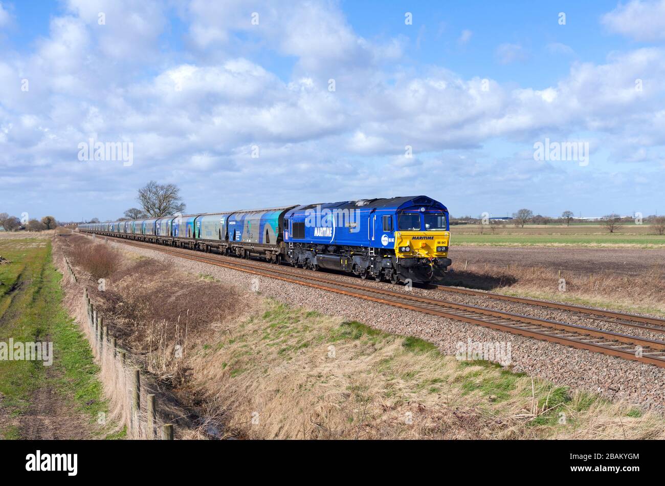 DB cargo livrea marittima classe 66 locomotiva 66047 passando Mauds Bridge con un treno merci di carri a biomassa Drax vuoti per il re-caricamento Foto Stock