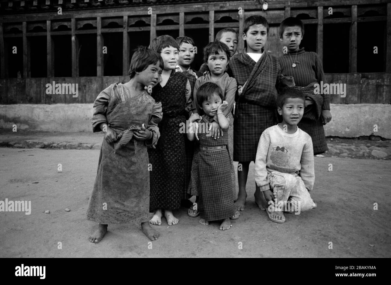 I bambini di argenteria sono curiosi e timidi con uno straniero, vicino a Densholing, Bhutan, Foto Stock