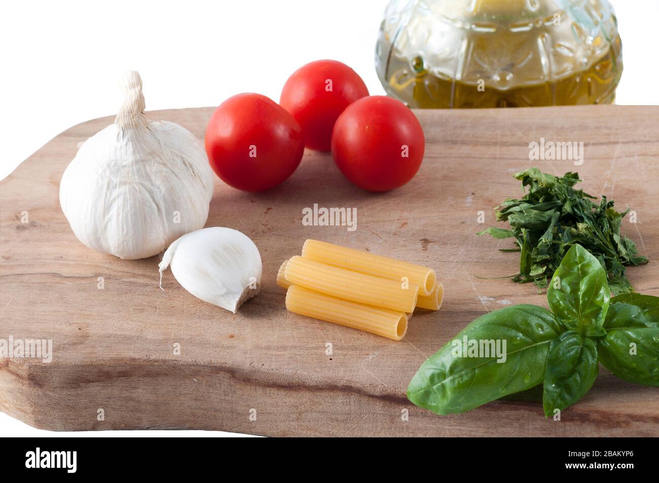 Gli ingredienti per cucinare la pasta con la salsa di pomodoro e olio extra vergine di oliva Foto Stock