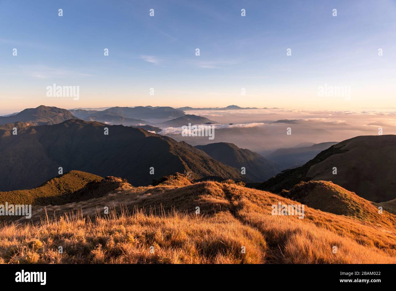 Vista panoramica sul mare delle nuvole sulla cima del Parco Nazionale del Monte Pulag, Benguet, Filippine. Foto Stock
