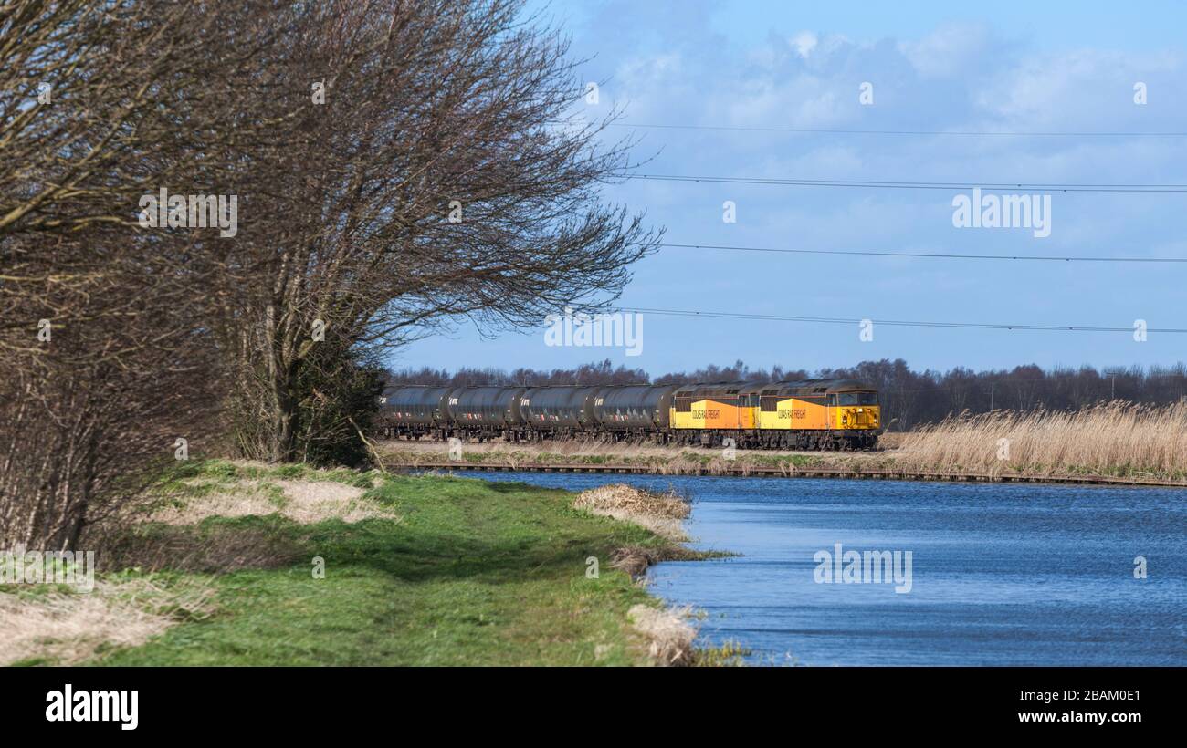 2 Colas Railcargo classe 56 locomotive 56078 + 56096 dal canale Stainforth & Keadby a Godnow ponte con un treno merci di serbatoi di bitume vuoti Foto Stock