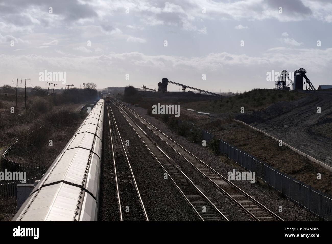 Vagoni ferroviari coperti che trasportano biomassa importata a Drax passando la chiusa collisione principale di Hatfield, South Yorkshire, UK Foto Stock