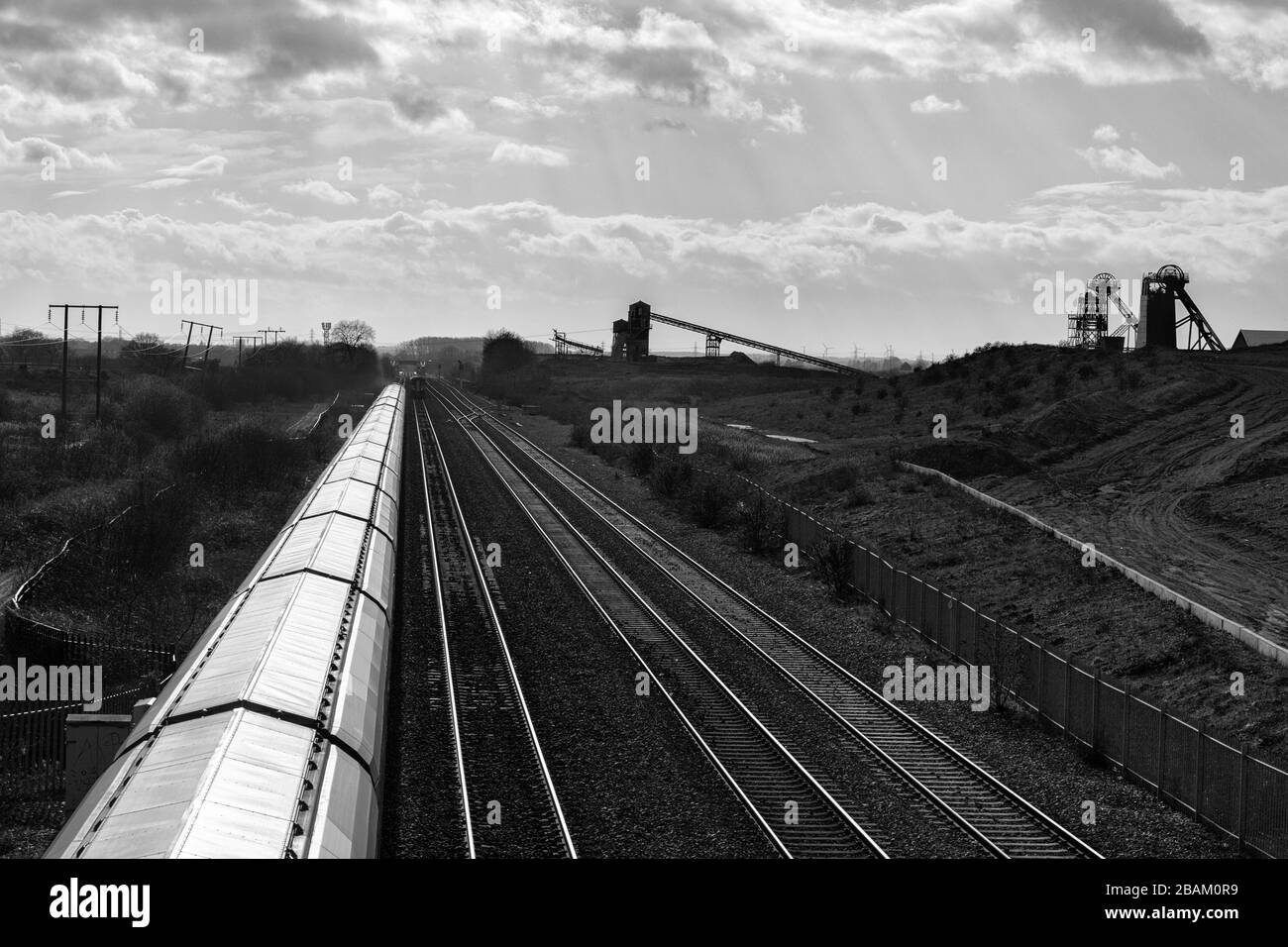 Vagoni ferroviari coperti che trasportano biomassa importata a Drax passando la chiusa collisione principale di Hatfield, South Yorkshire, UK Foto Stock
