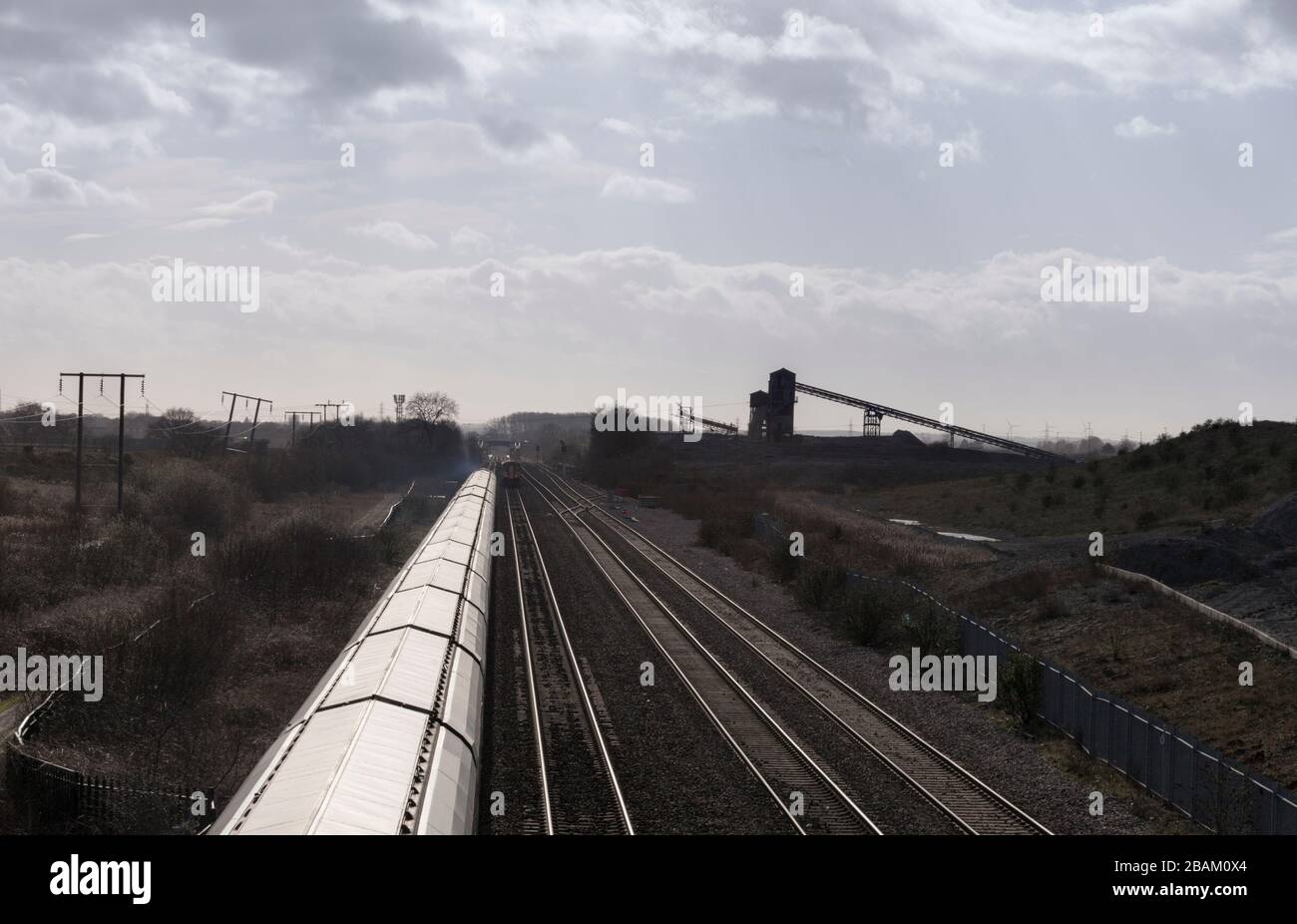Vagoni ferroviari coperti che trasportano biomassa importata a Drax passando la chiusa collisione principale di Hatfield, South Yorkshire, UK Foto Stock