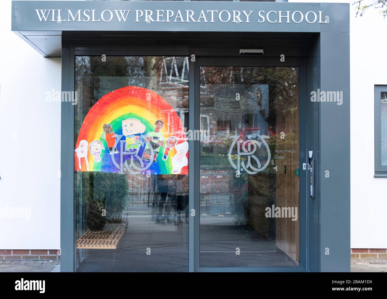 Rainbow progetta simbolo di Coronavirus lockdown e rimanere a casa nel Regno Unito. Questa immagine sulla finestra di una scuola di preparazione a Wilmslow, Cheshire, Regno Unito 28.03 Foto Stock