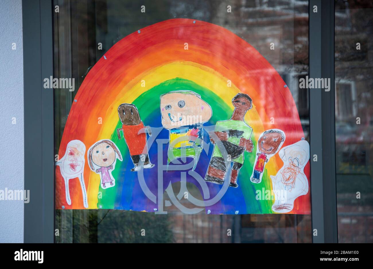 Rainbow progetta simbolo di Coronavirus lockdown e rimanere a casa nel Regno Unito. Questa immagine sulla finestra di una scuola di preparazione a Wilmslow, Cheshire, Regno Unito 28.03 Foto Stock