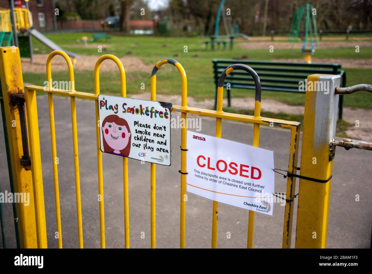 Park a Wilmslow, Cheshire, Regno Unito chiuso a causa dello scoppio di Coronavirus e dell'ordine del governo per Lockdown il 28.03.20 Foto Stock