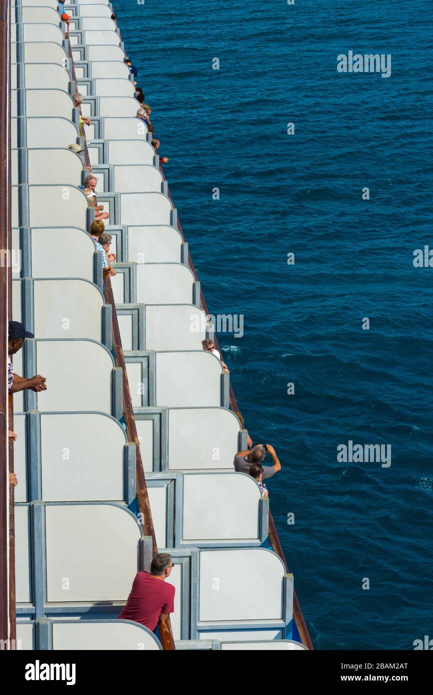 I turisti che guardano l'oceano dalla loro terrazza in cabina su una nave da crociera Foto Stock