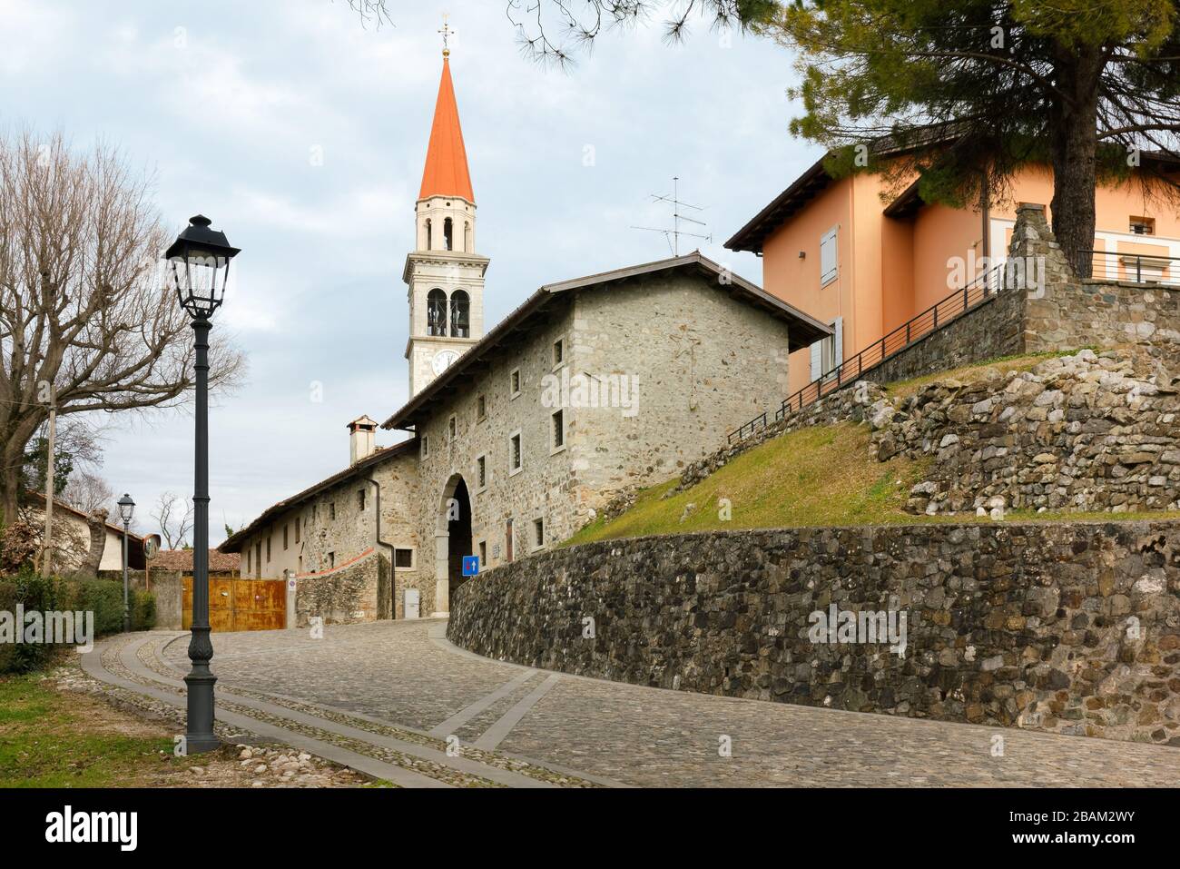 Storico borgo fortificato di Santa Margherita del Gruagno, nei pressi di Moruzzo, in Friuli, Italia Foto Stock