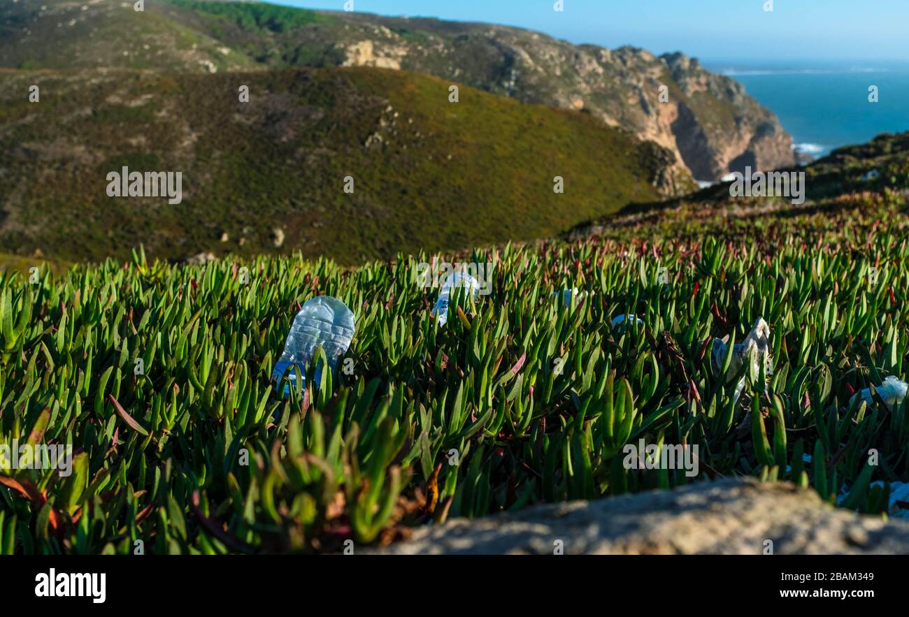 Bottiglie di plastica lasciate dai turisti al Cabo da Roca. Foto Stock