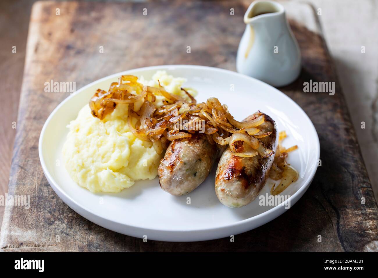 Salsicce con cipolle fritte e purè di patate Foto Stock