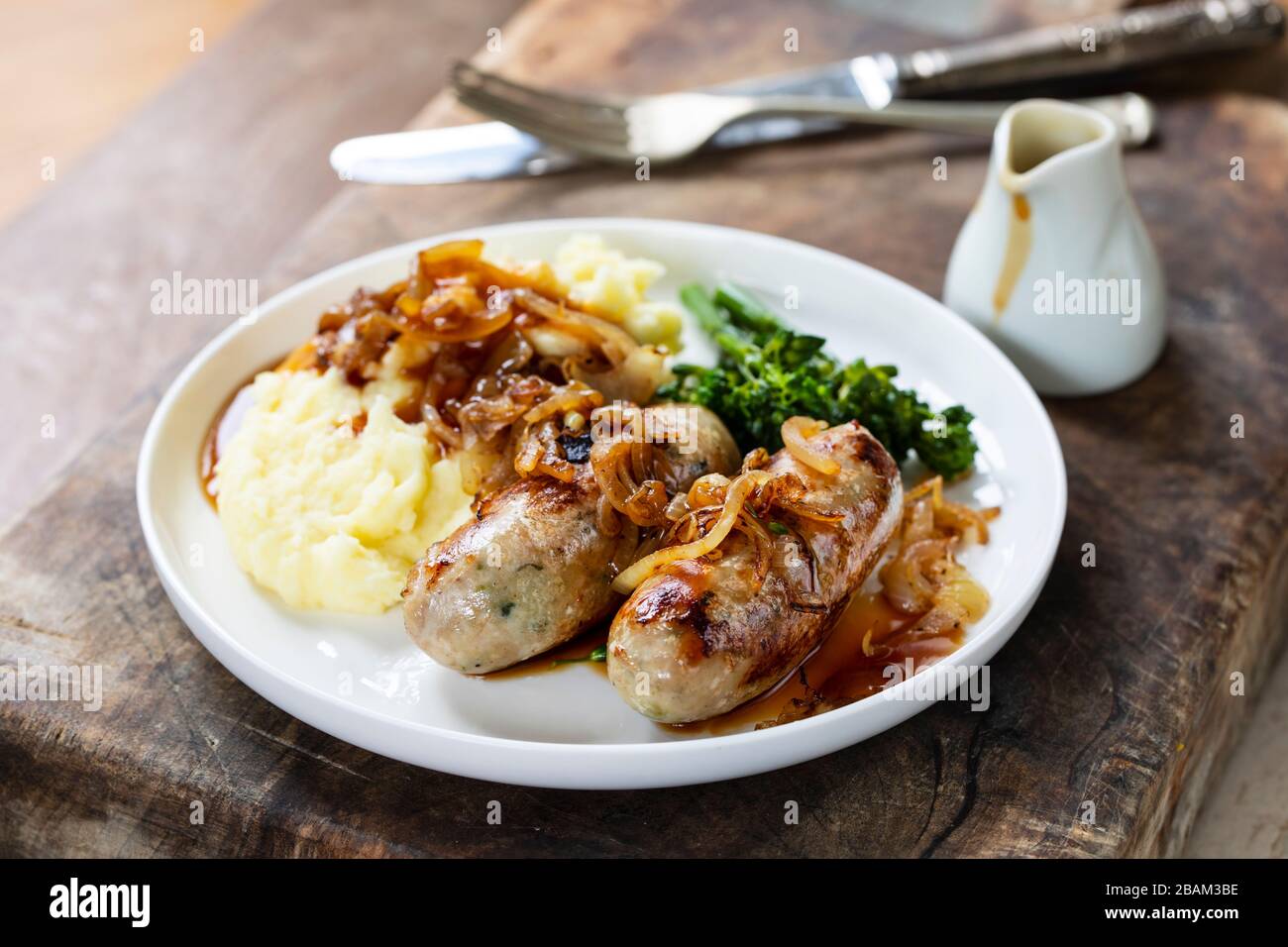 Salsicce con cipolle fritte e purè di patate Foto Stock