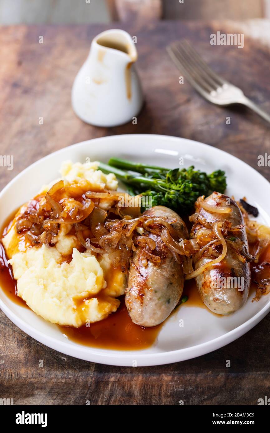 Salsicce con cipolle fritte e purè di patate Foto Stock