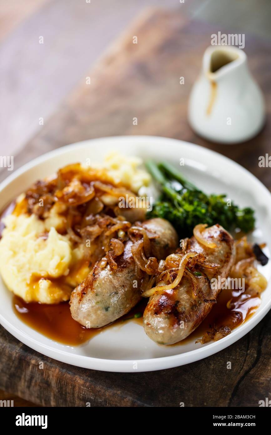 Salsicce con cipolle fritte e purè di patate Foto Stock