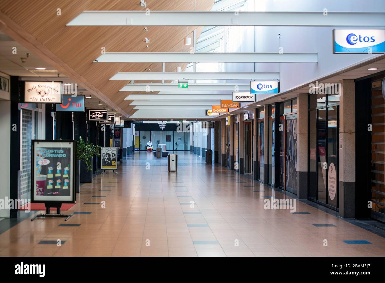 Centro commerciale vuoto nella città di Veenendaal, Paesi Bassi, a causa della chiusura dei negozi e la gente che rimane all'interno a causa del coronavirus Foto Stock