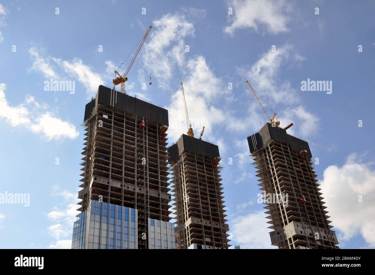 Costruzione di un gruppo di edifici residenziali a più piani. Foto Stock