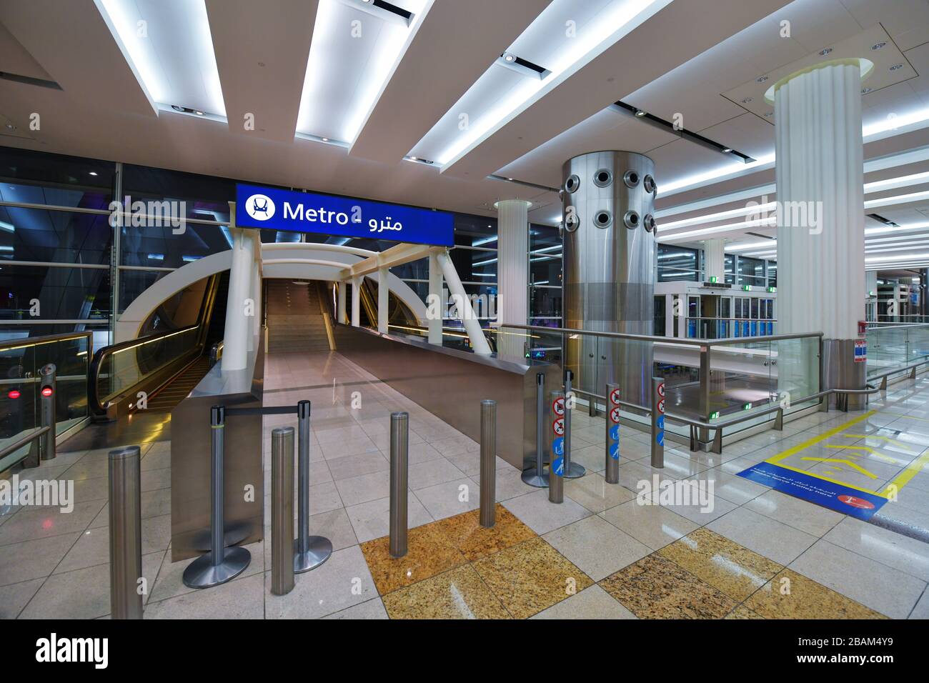 Ingresso alla metropolitana dell'aeroporto di Dubai, architettura degli Emirati Arabi Uniti Foto Stock