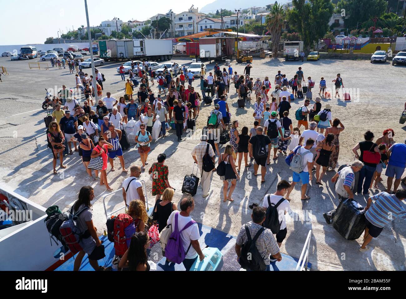 Turisti che scendono dal traghetto nel porto dell'isola di Ikaria, Grecia, Europa Foto Stock