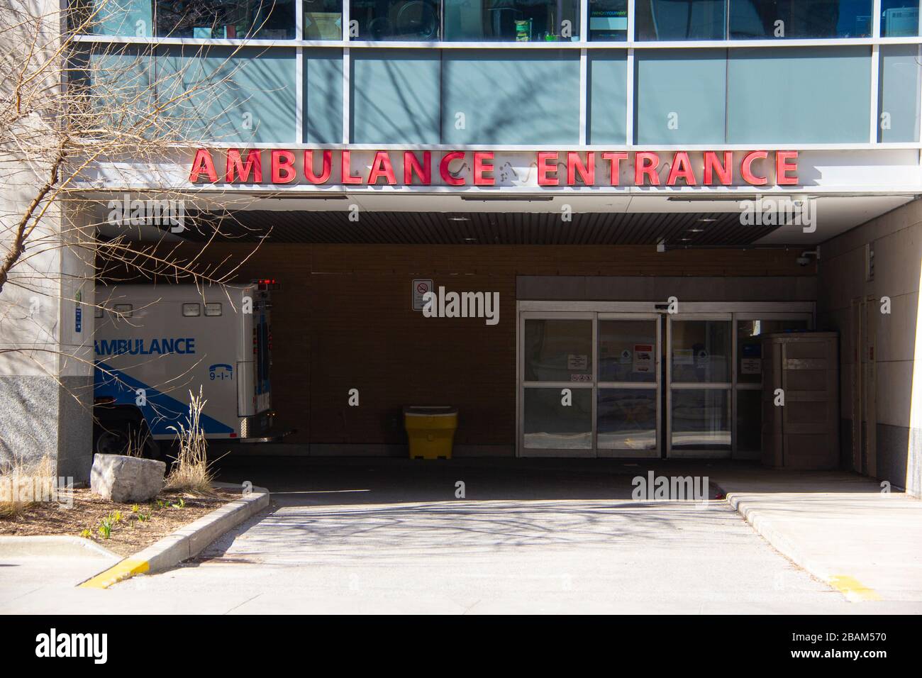 Ambulanza presso un ingresso ospedaliero Foto Stock
