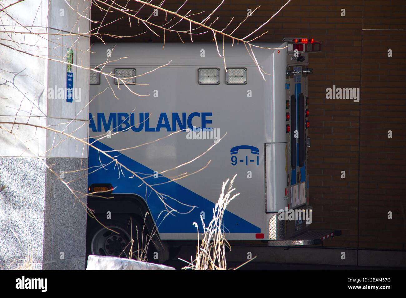Ambulanza presso un ingresso ospedaliero Foto Stock