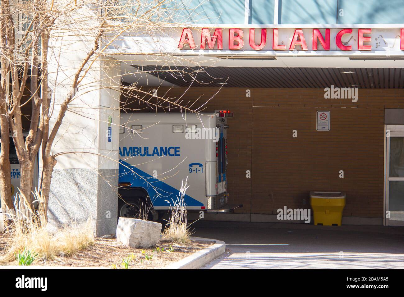 Ambulanza presso un ingresso ospedaliero Foto Stock