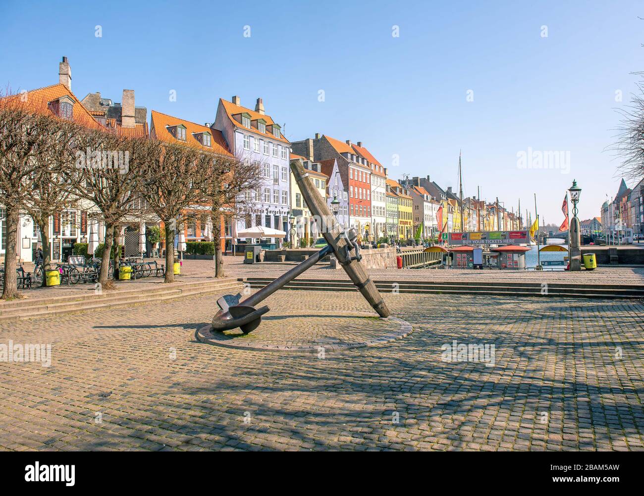 Rara scena di un Nyhavn vuoto senza turisti a causa della pandemia globale di Coronavirus. Copenaghen, Danimarca. Foto Stock