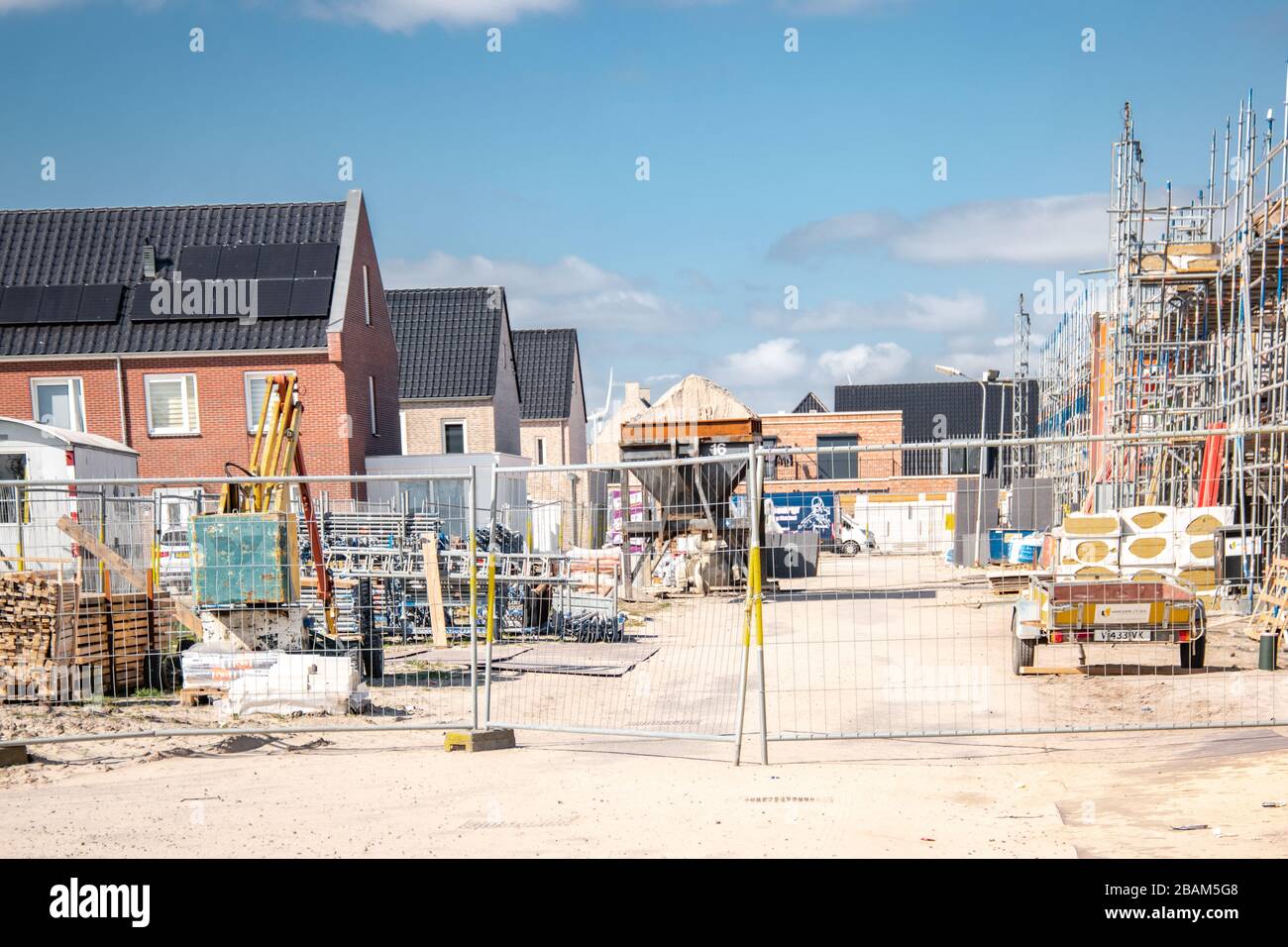 Urk Paesi Bassi 28 marzo 2020, cantiere vuoto nei Paesi Bassi con casa di nuova costruzione durante la corona o covid 19 focolaio molti lavoratori Foto Stock