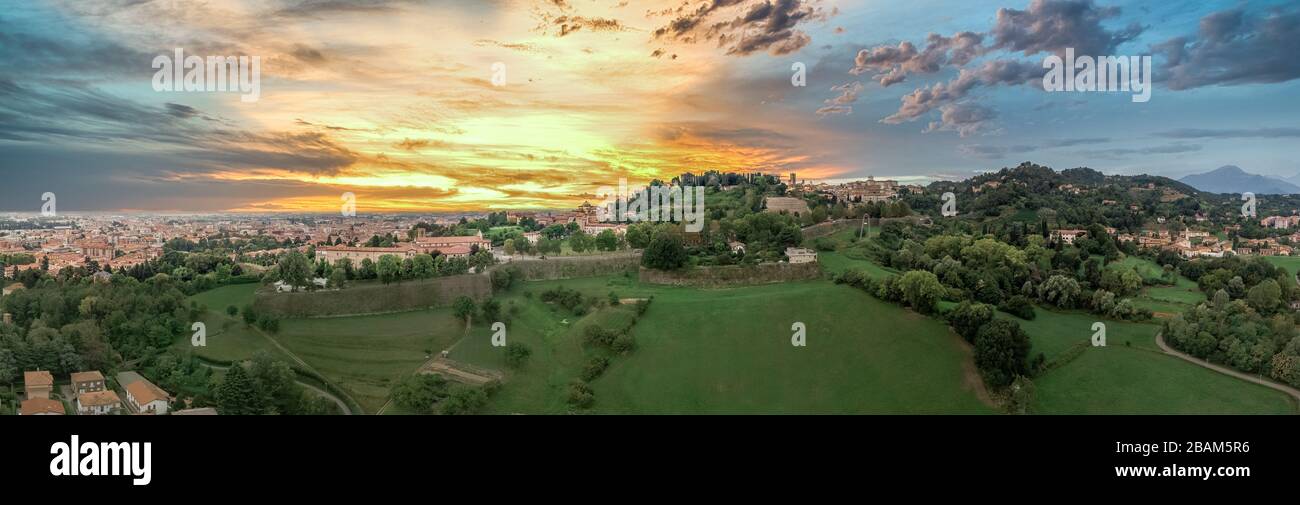 Veduta aerea dello splendido tramonto sulla storica città medievale murata di Bergamo in Lombardia Italia Foto Stock