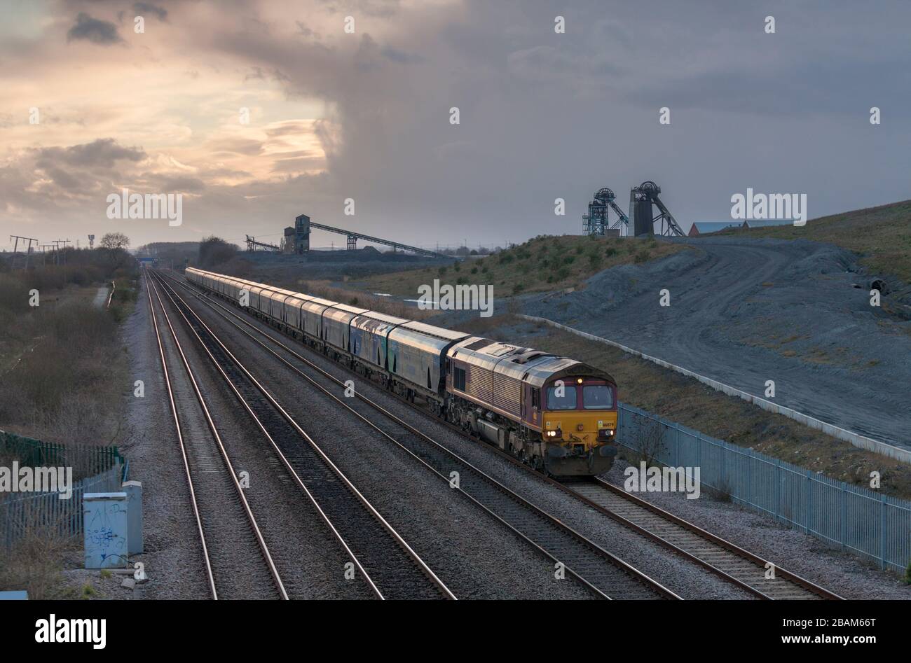 DB cargo classe 66 locomotiva che passa la collisione Hatfield chiusa con un treno di carri a biomassa vuoti da Drax per il ricaricamento con biomassa importata Foto Stock
