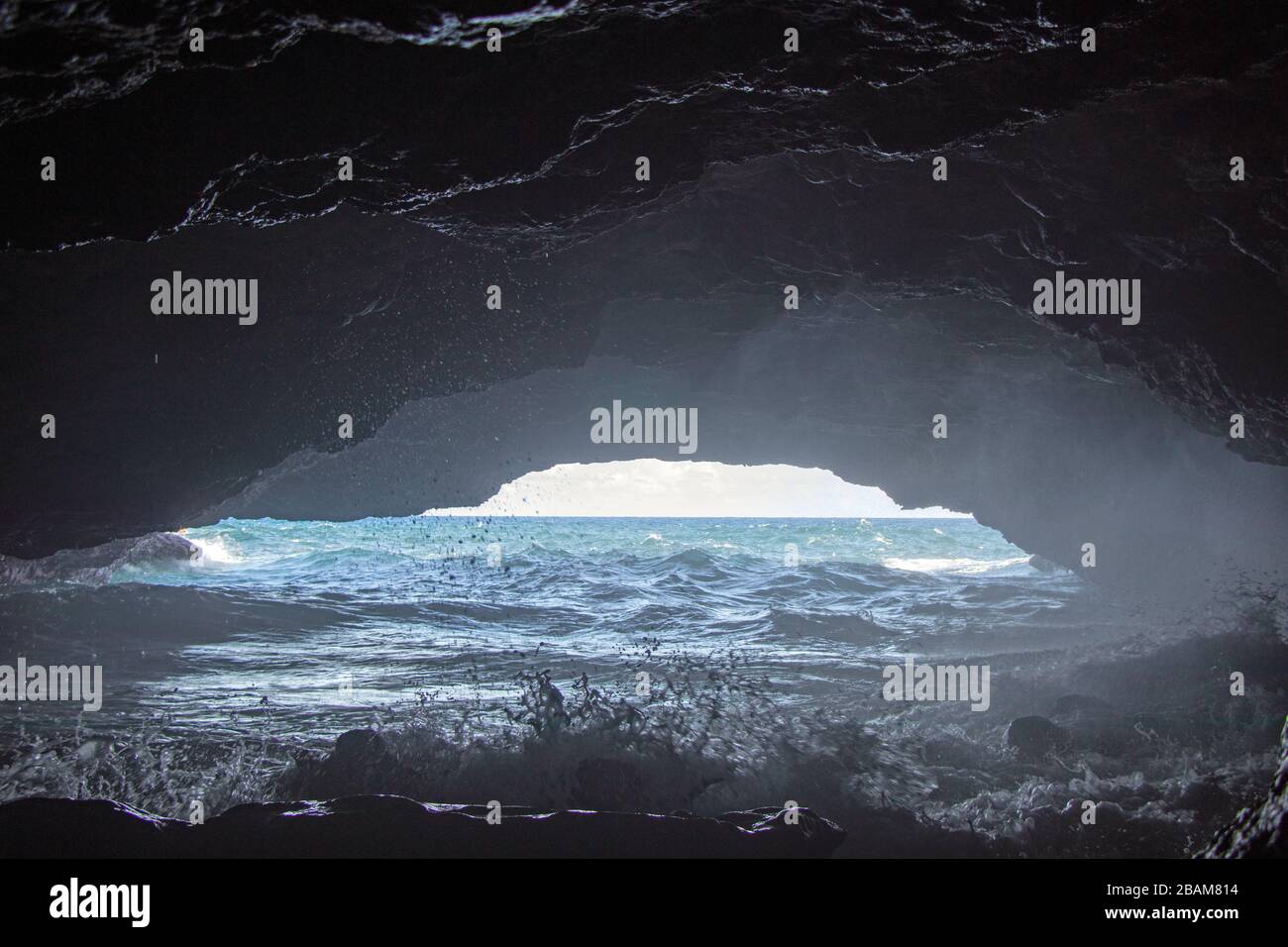 Grotta con vista sul mare sulla natura di Curacao Foto Stock