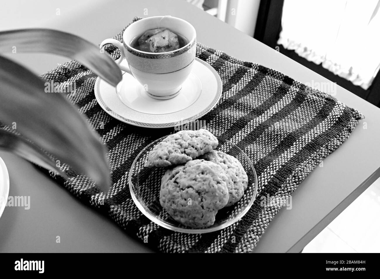colazione sana con caffè, latte, croissant e biscotti Foto Stock