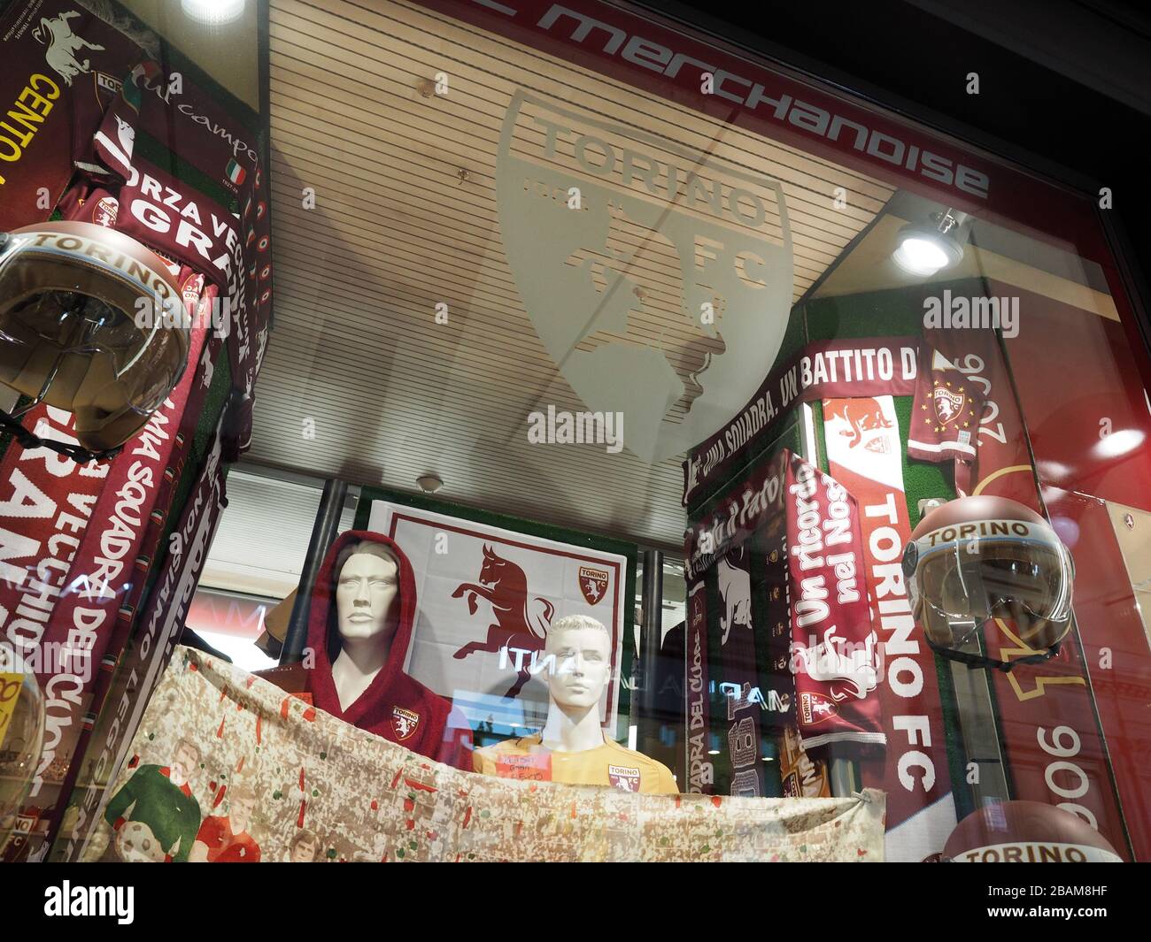 Centro storico, negozio di calcio Torino, Piazza Castello, Torino,  Piemonte, Italia, Europa Foto stock - Alamy