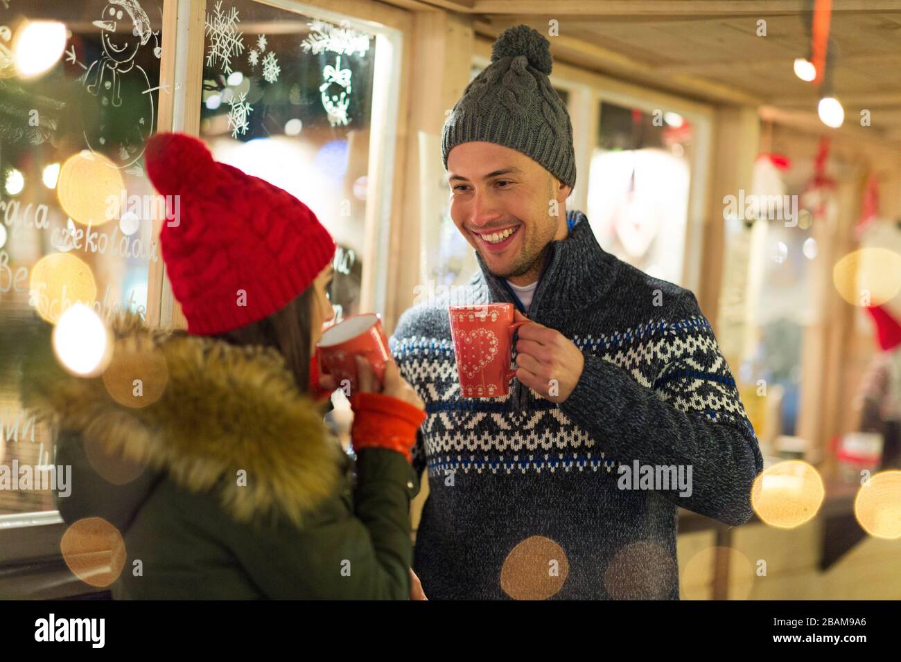 Giovane coppia che ha divertimento all'aperto a Natale Foto Stock