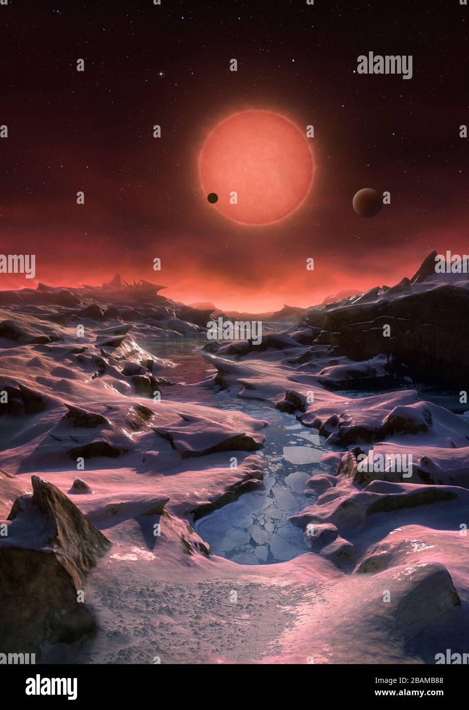 L’impressione dell’artista della stella nana ultracool TRAPPIST-1 dalla superficie di uno dei suoi pianeti Foto Stock