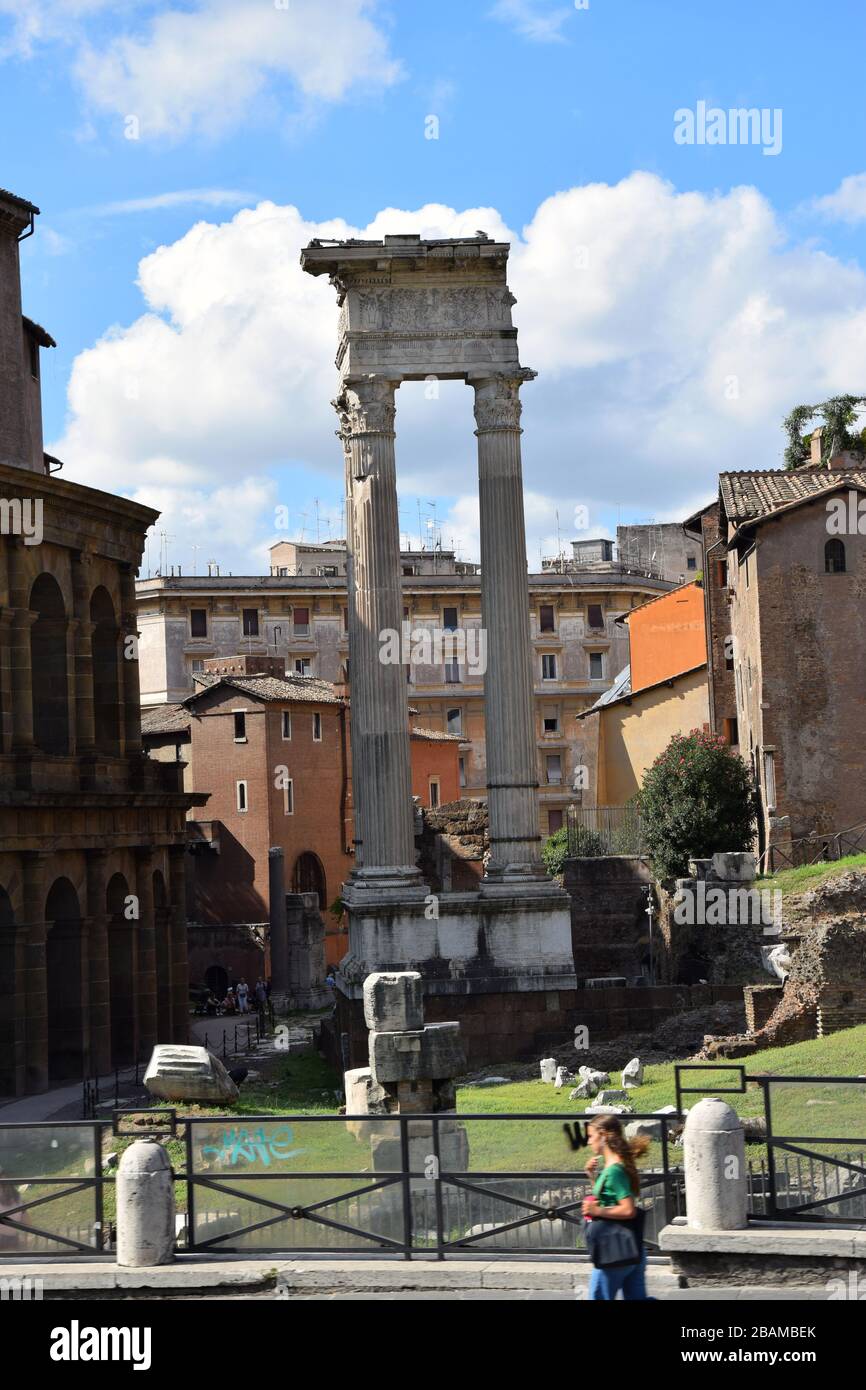 Teatro di Marcello e Tempio di Apollo Sosianus in Via Luigi Petroselli a Roma Foto Stock