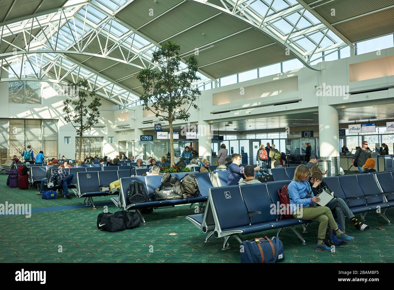 I passeggeri che aspettano ai cancelli d'imbarco nell'edificio del terminal dell'aeroporto internazionale di Portland, visto domenica 23 febbraio 2020. Foto Stock