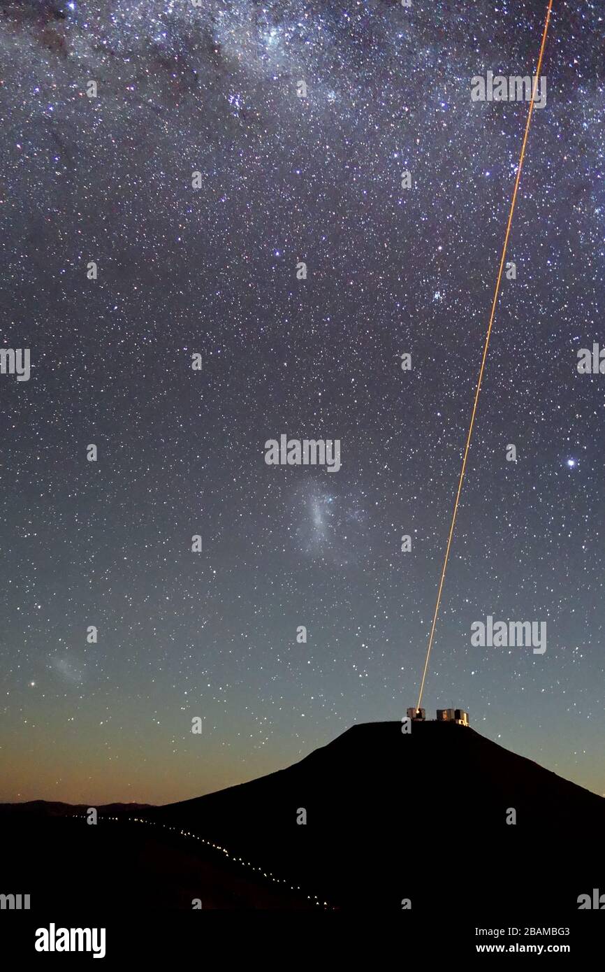 Inglese: Un raggio laser solitario taglia il cielo notturno. Si striscia  verso l'alto da Unit Telescope 4 del telescopio molto grande di ESO,  situato presso l'Osservatorio Paranal in Cile. Le due Nuvole
