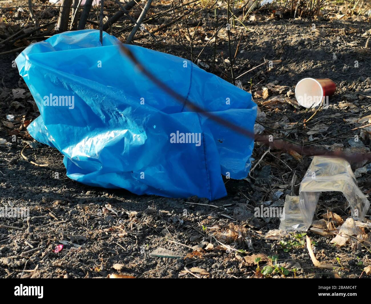 Sacco per rifiuti in plastica blu a terra. Foto Stock