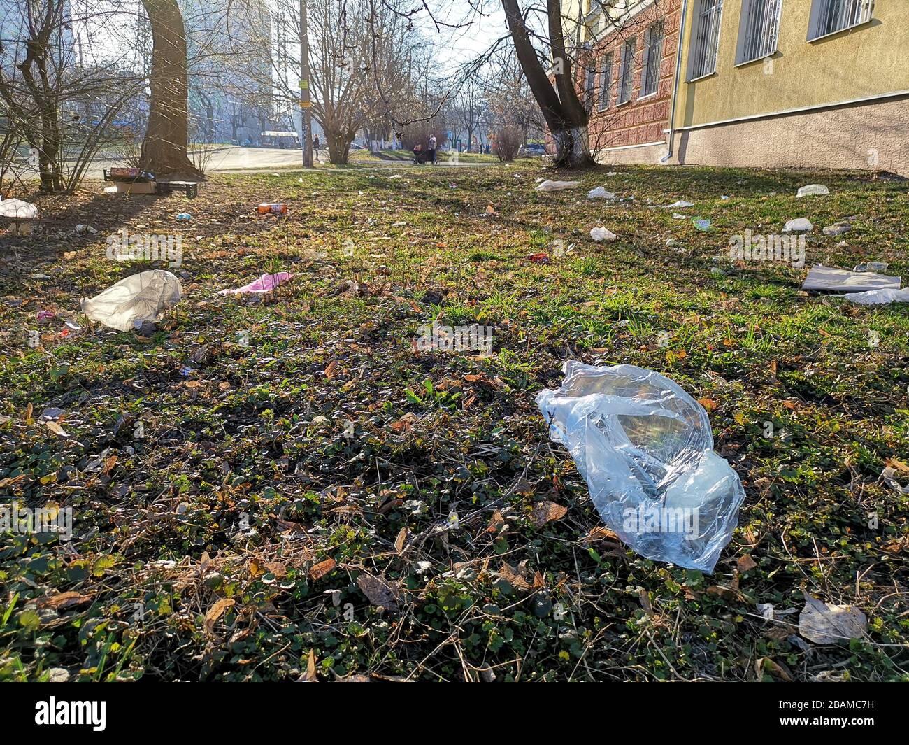 Spazzatura dumbed sul prato cortile della casa. Foto Stock