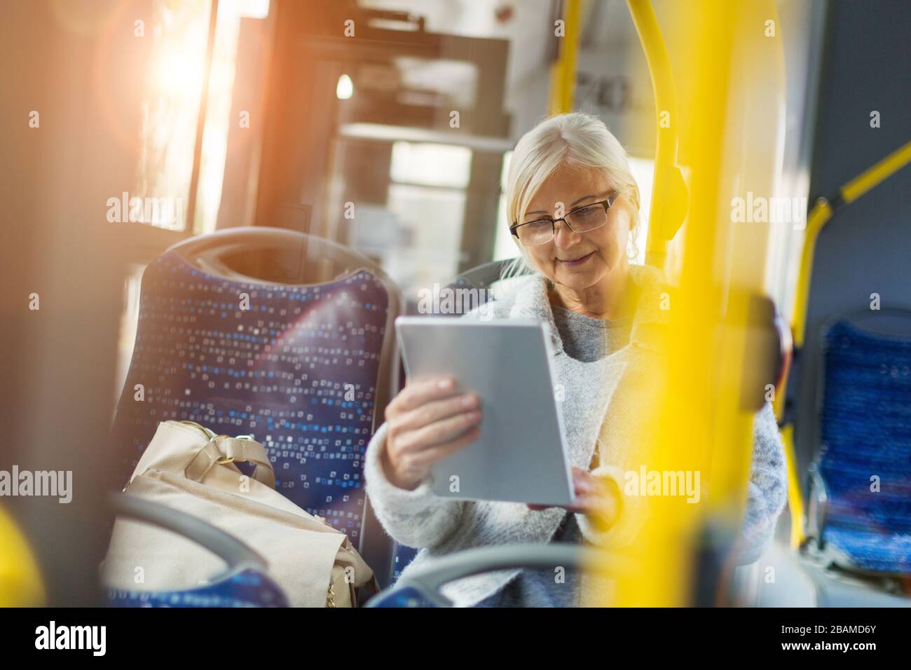 Donna senior in autobus Foto Stock