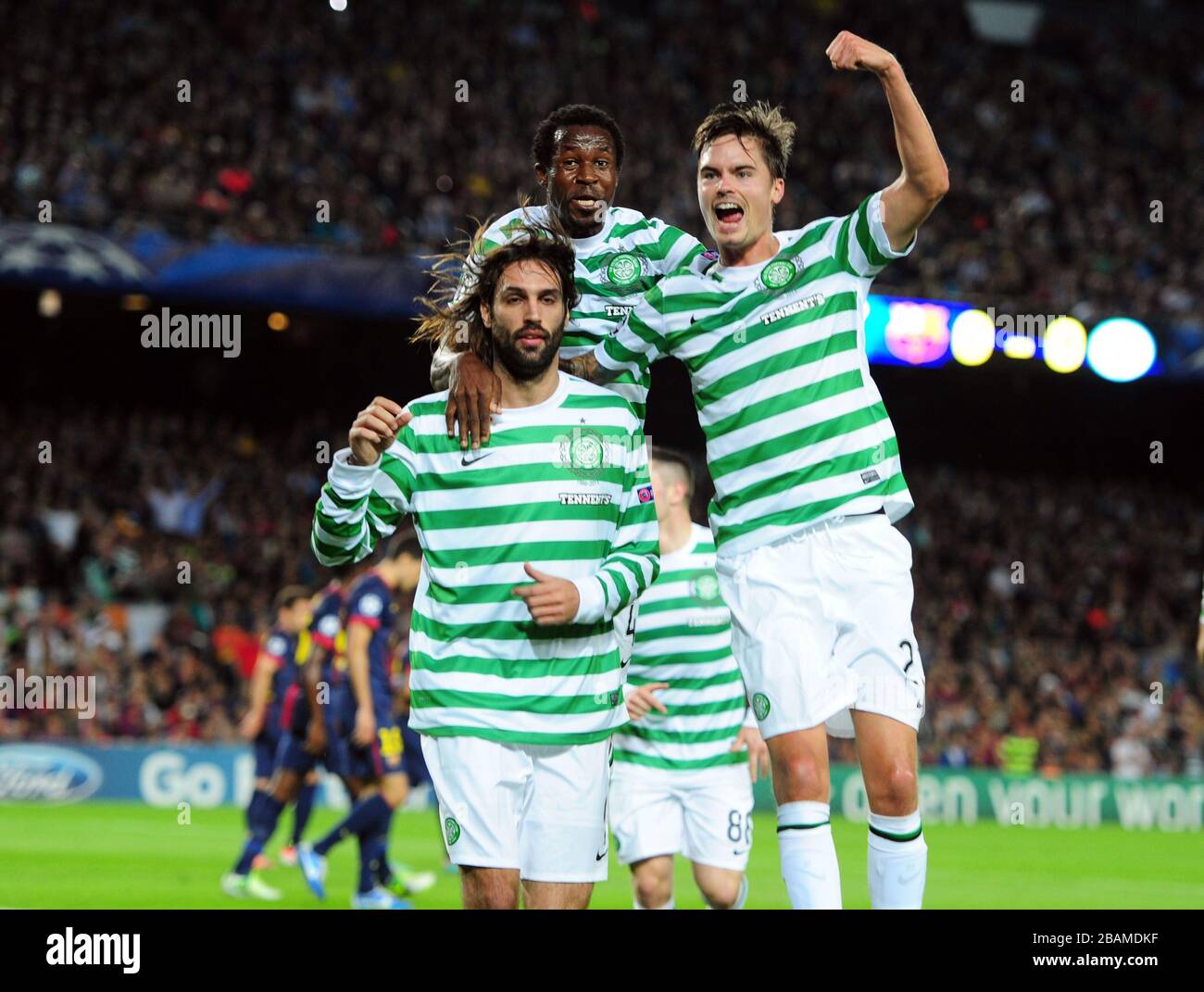 Giorgos Samaras di Celtic (a sinistra), Efe Ambrose (al centro) e Mikael Lustig celebrano dopo che Javier Mascherano di Barcellona segna e proprio obiettivo per dare a Celtic il primo obiettivo del gioco Foto Stock