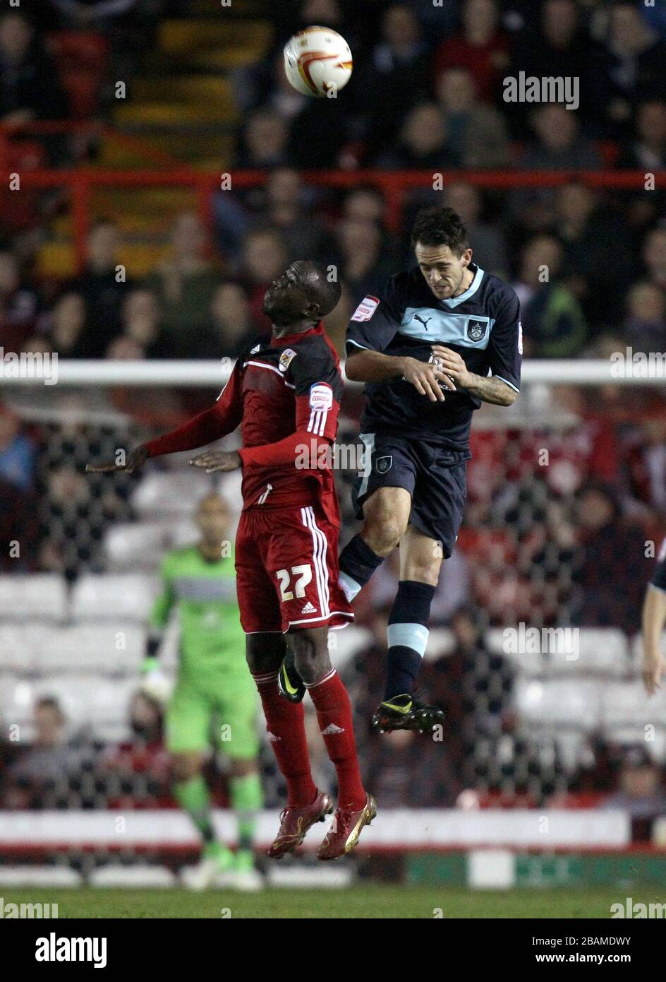 Albert Adomah (a sinistra) di Bristol City batte per il possesso della palla in aria con i Danny Ings di Burnley Foto Stock